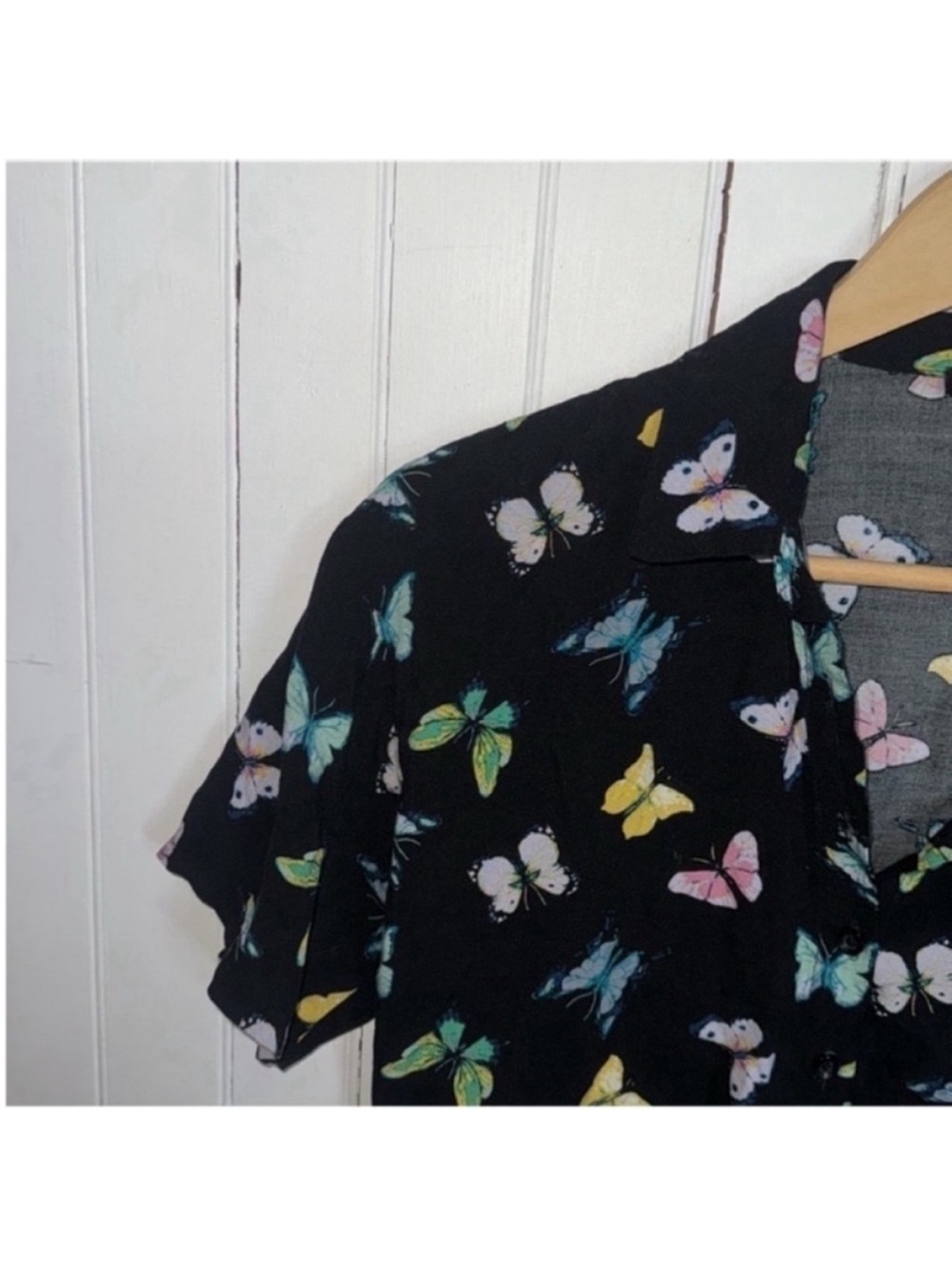 Forever 21 Cropped Button-Up Butterfly Print Top Black Size S - Picture 2 of 6